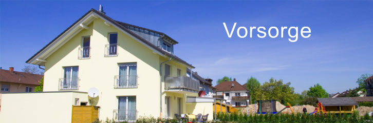 Ein hellgelbes Haus mit mehreren Fenstern und einem Balkon, umgeben von Garten und Bäumen mit dem Wort "Vorsorge" im Vordergrund